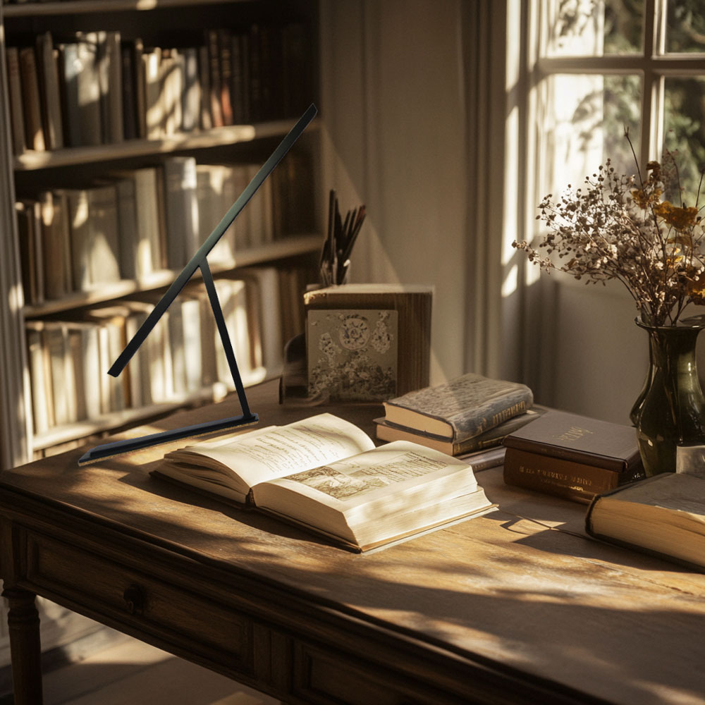 Achille Table Lamp in Green – Minimalist handmade desk light with indirect wall glow, designed by Tommaso Cristofaro.

